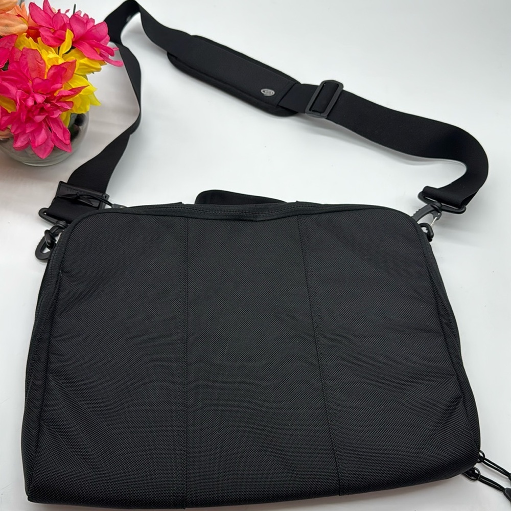 Timbuk2 Black Nylon Laptop Bag Messenger Bag Crossbody TOT9356A